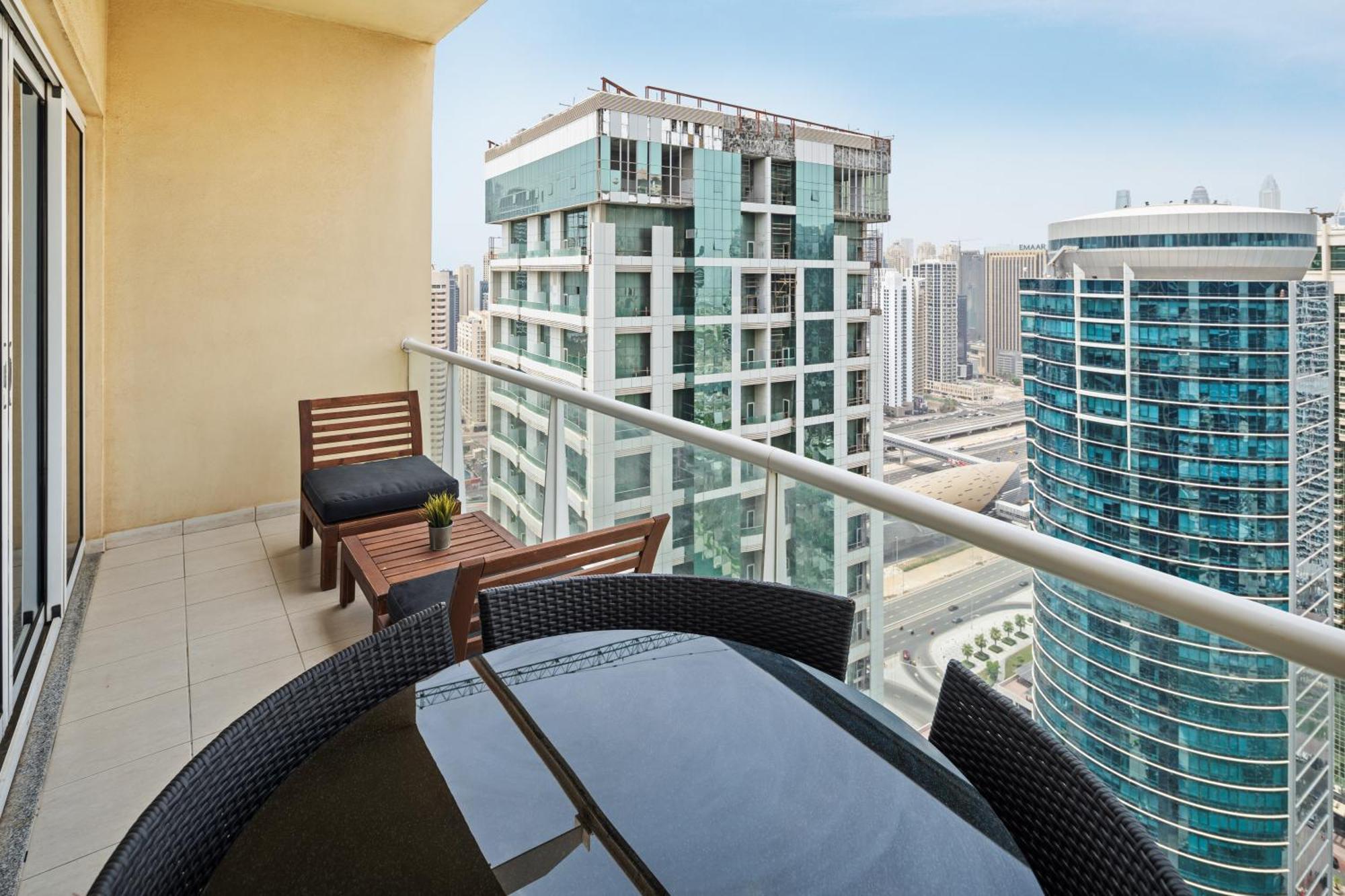 Modern & Spacious 2-Bed Condo With Panoramic Lake Views, Dual Balconies, Steps From Dubai Jlt Metro By "La Buena Vida Holiday Homes" Экстерьер фото